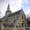 Quel est le style architectural de l'église de Falvy ?