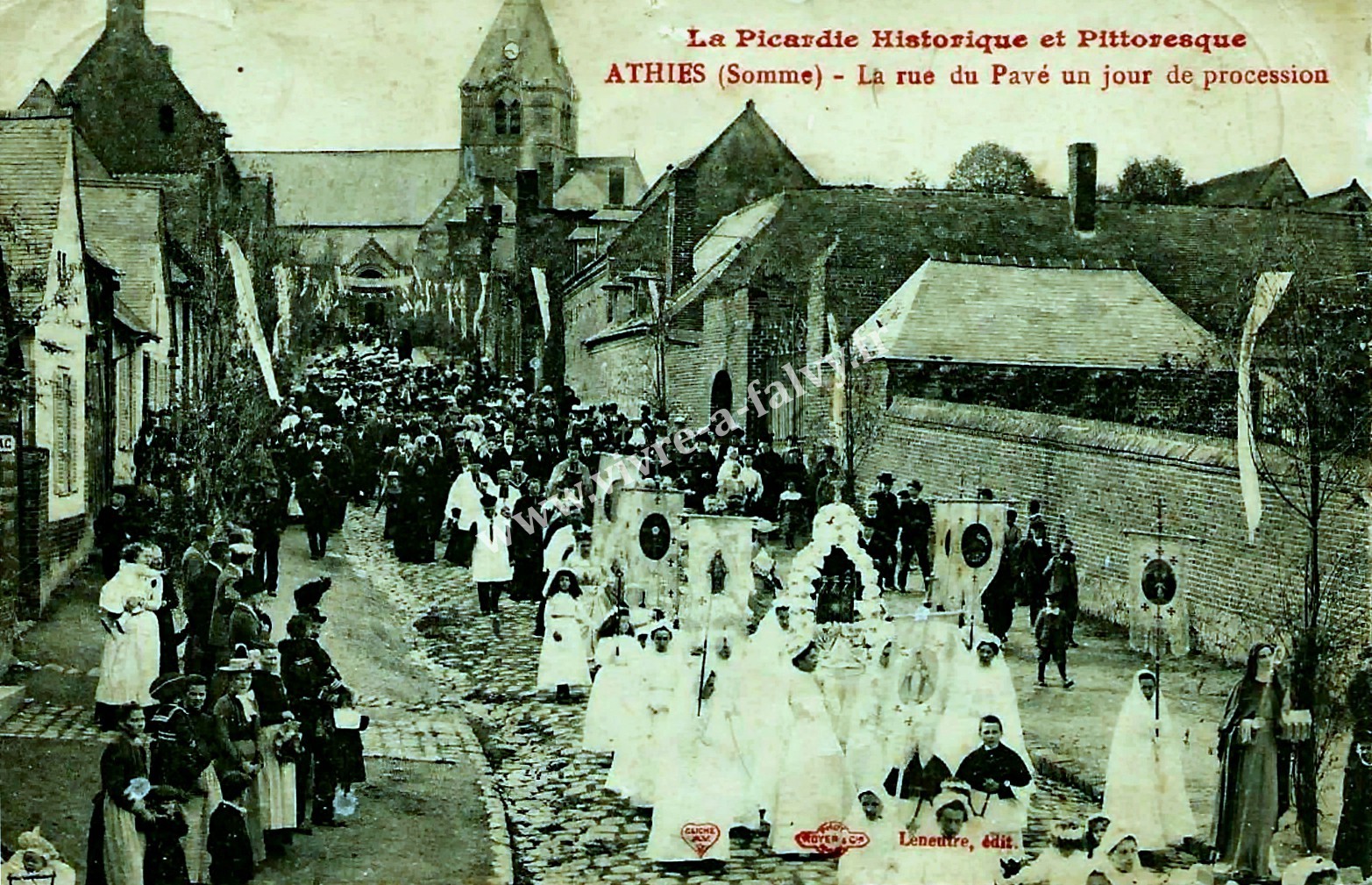 1 athies la rue du pave un jour de procession