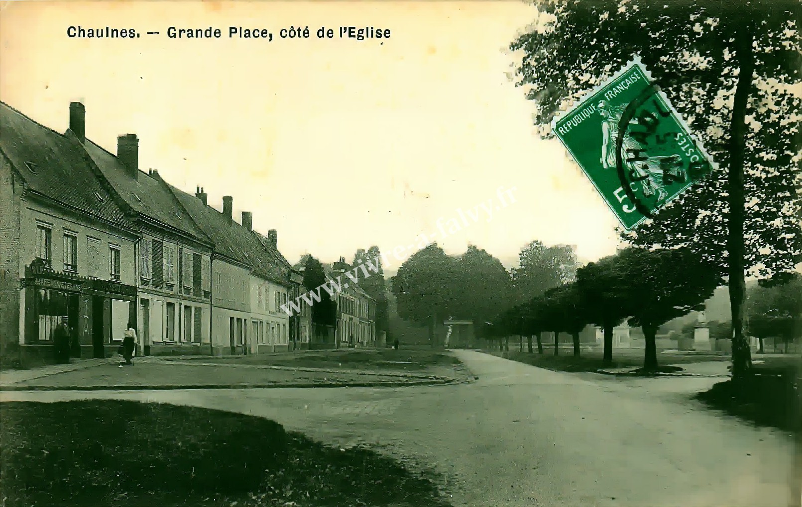 1 chaulnes la grande place cote de l eglise 2