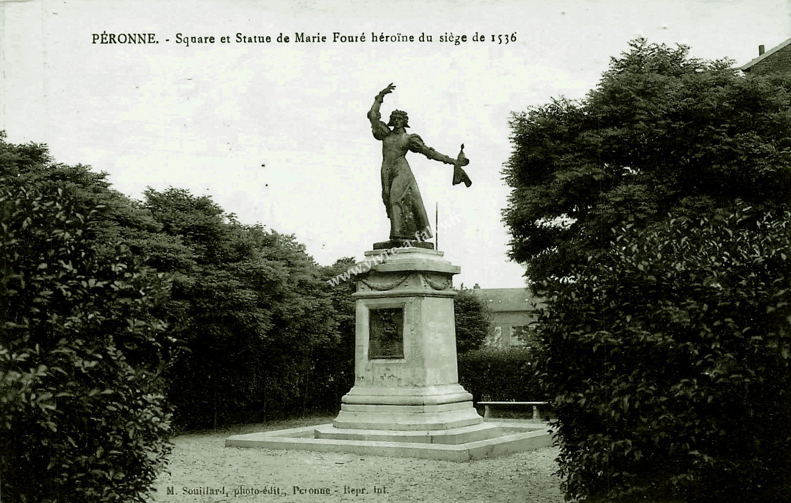 1 peronne square et statue de marie foure 1