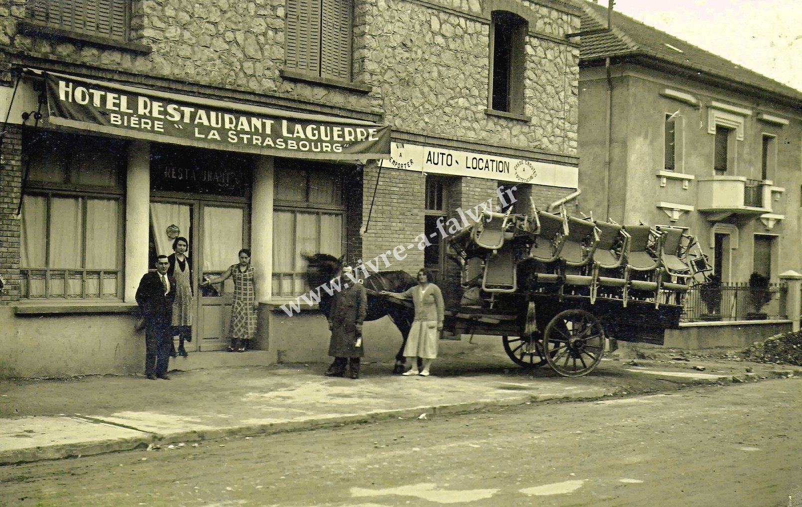 1 roye charette transportant des chaises hotel restaurant laguerre