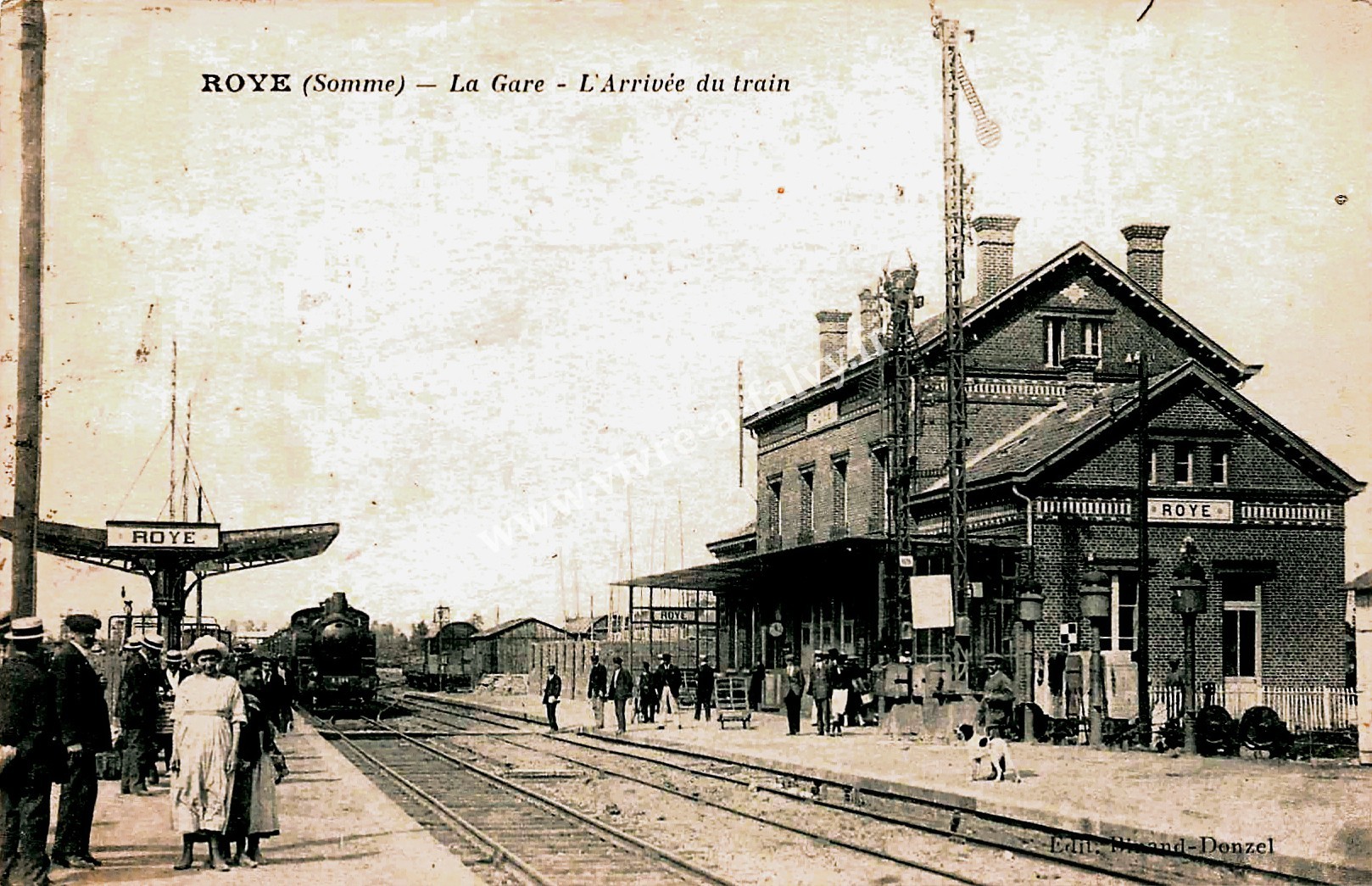 1 roye la gare l arrivee du train
