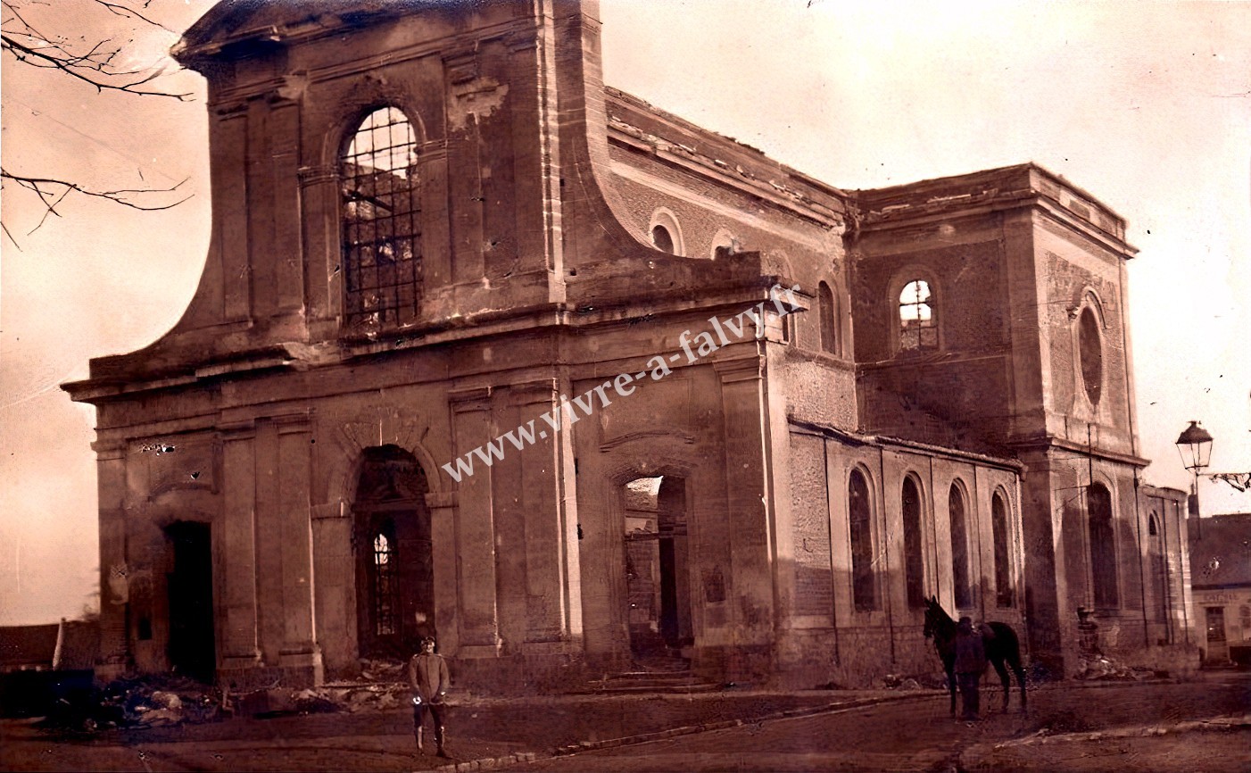 2 chaulnes soldats allemands devant l eglise 1915
