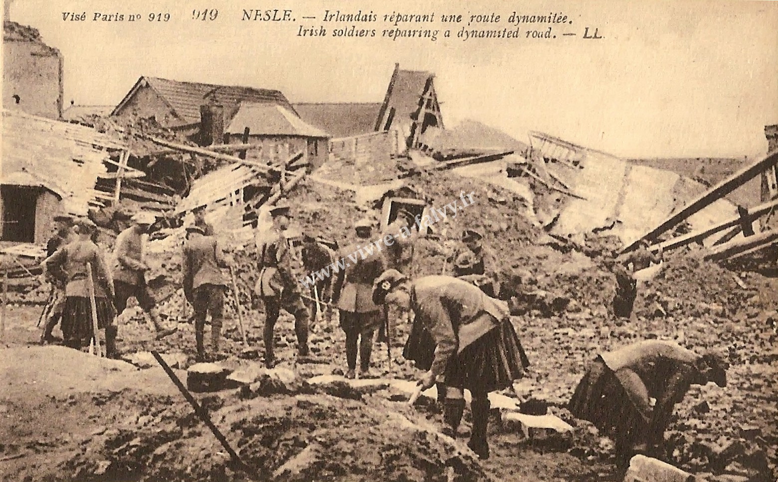 2 nesle irlandais reparant route dynamitee