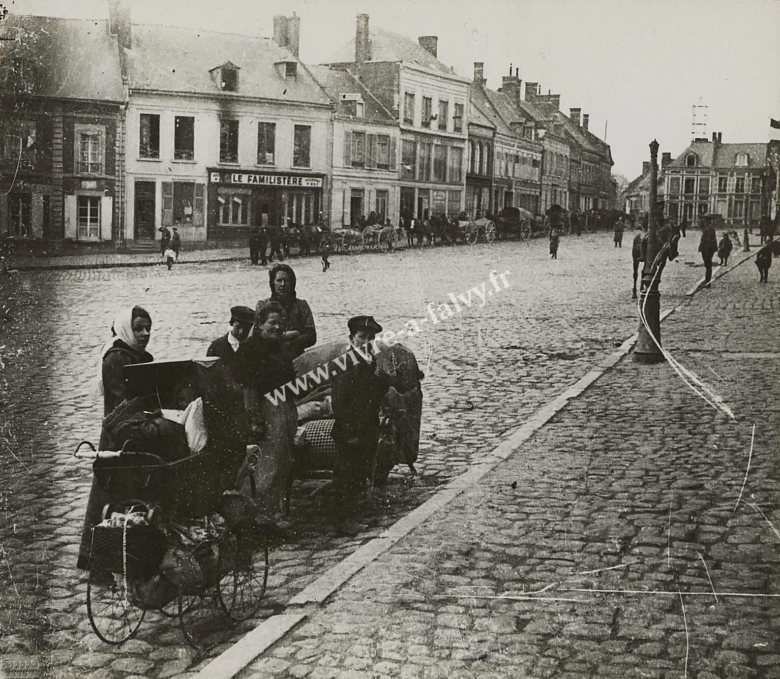2 nesle refugies et leurs bagages 18 03 1917