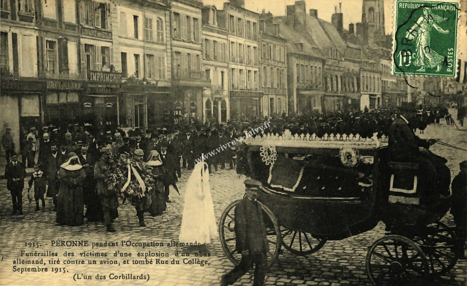 2 peronne 1915 funerailles victimes d une explosion d un obus allemand 1