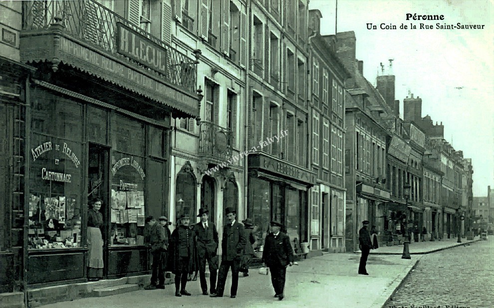 2 peronne 1915 un coin de la rue saint sauveur 1