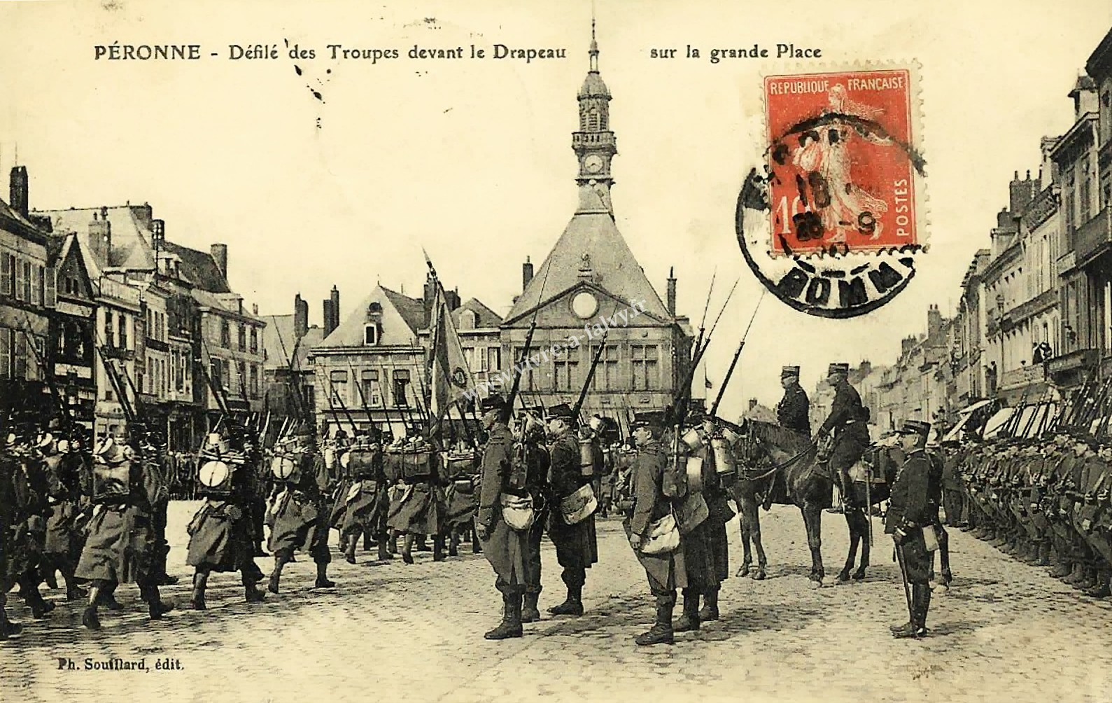 2 peronne defile des troupes devant le drapeau sur la grande place 1