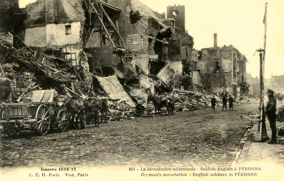 2 peronne devastation allemande soldats anglais devant les ruines 1