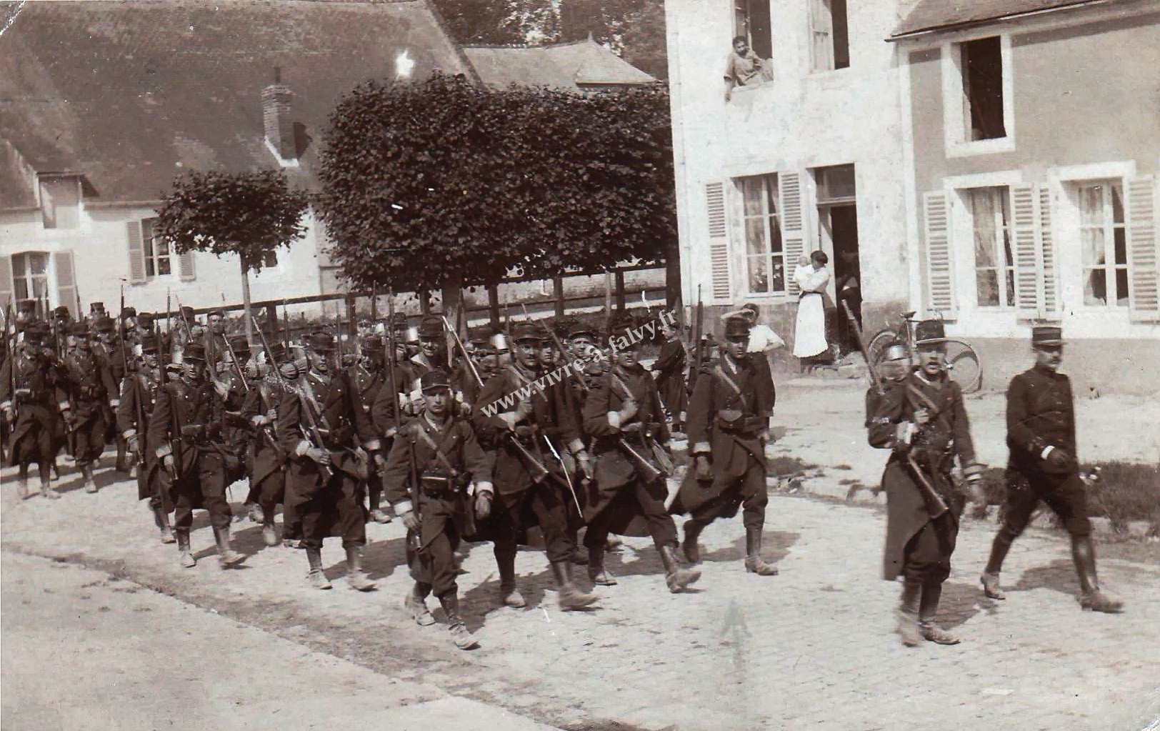 2 peronne entree d un regiment 1
