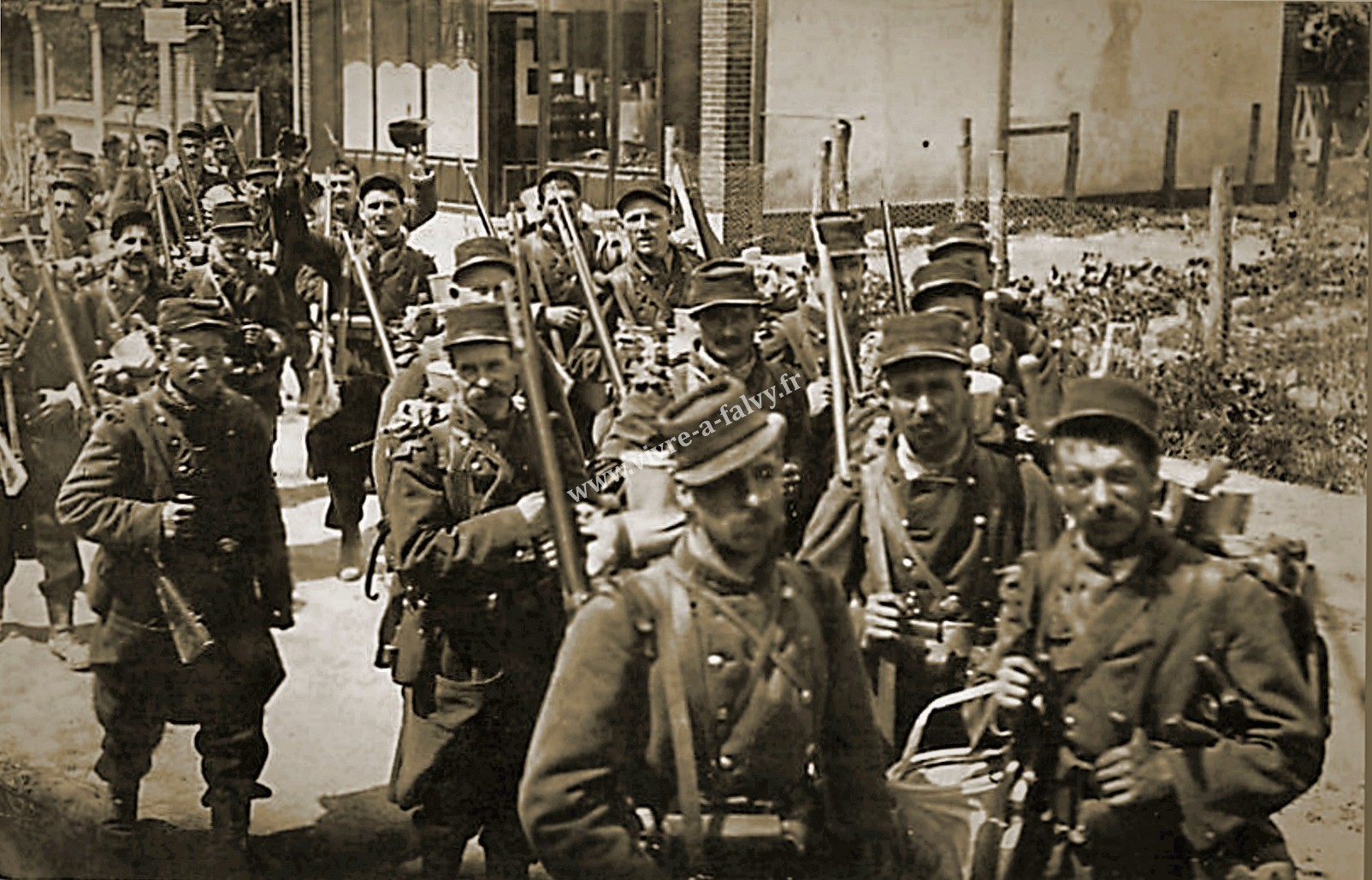 2 peronne groupe de poilus en marche du 120eme ri 1