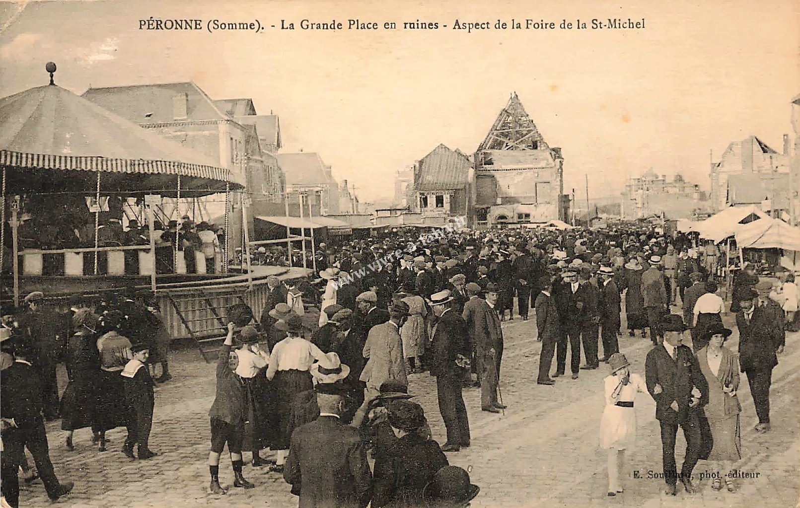 2 peronne la grande place en ruines aspect foire st michel 1