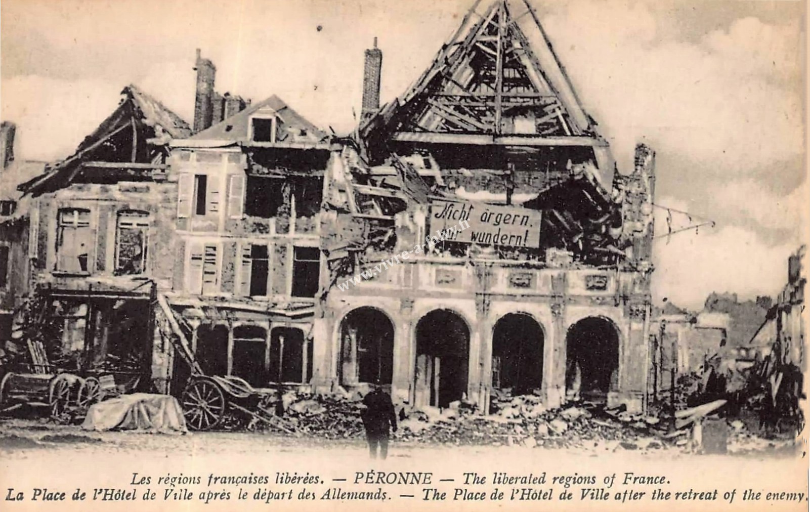 2 peronne la place de l hotel de ville apres le depart des allemands 1