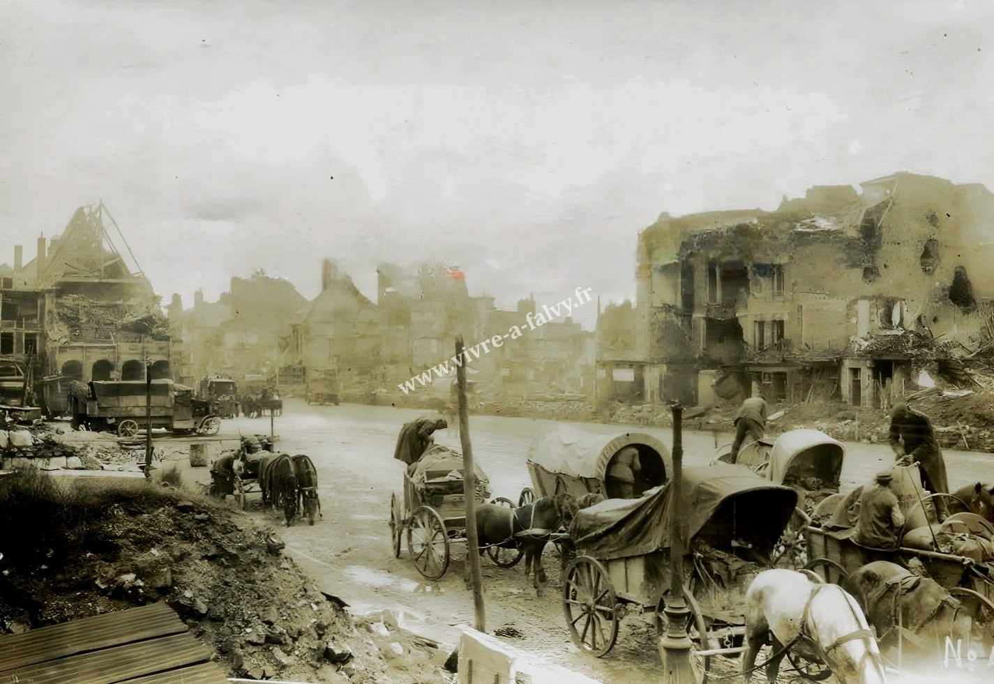 2 peronne photo allemande camions attelage dans les ruines 1