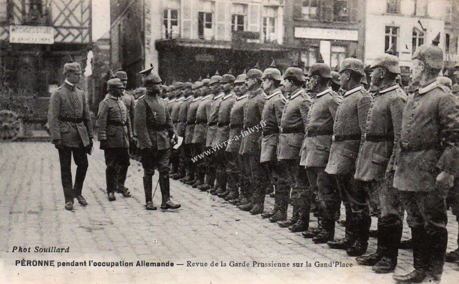 2 peronne revue de la garde prussienne sur la grande place 1
