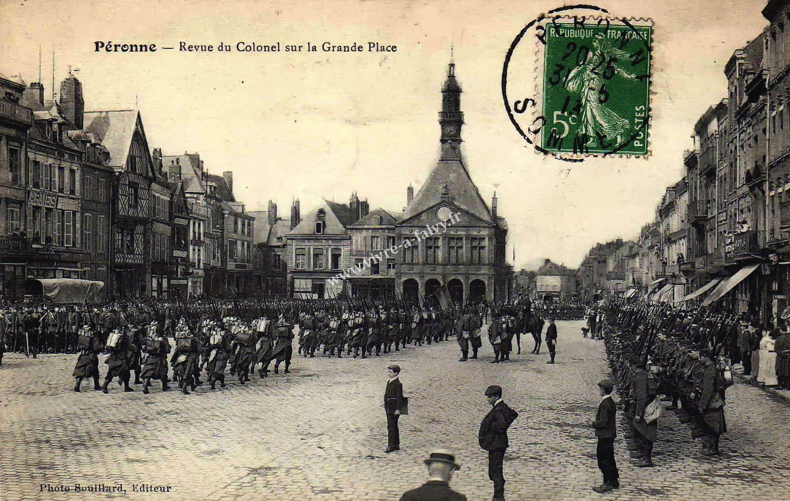 2 peronne revue du colonel sur la grande place 1