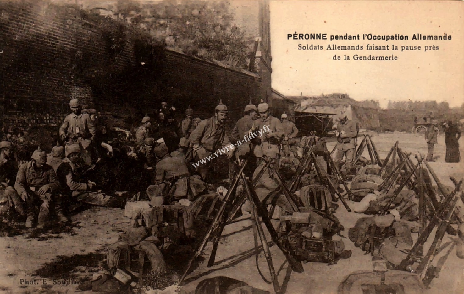2 peronne soldats allemands pres de la gendarmerie 1