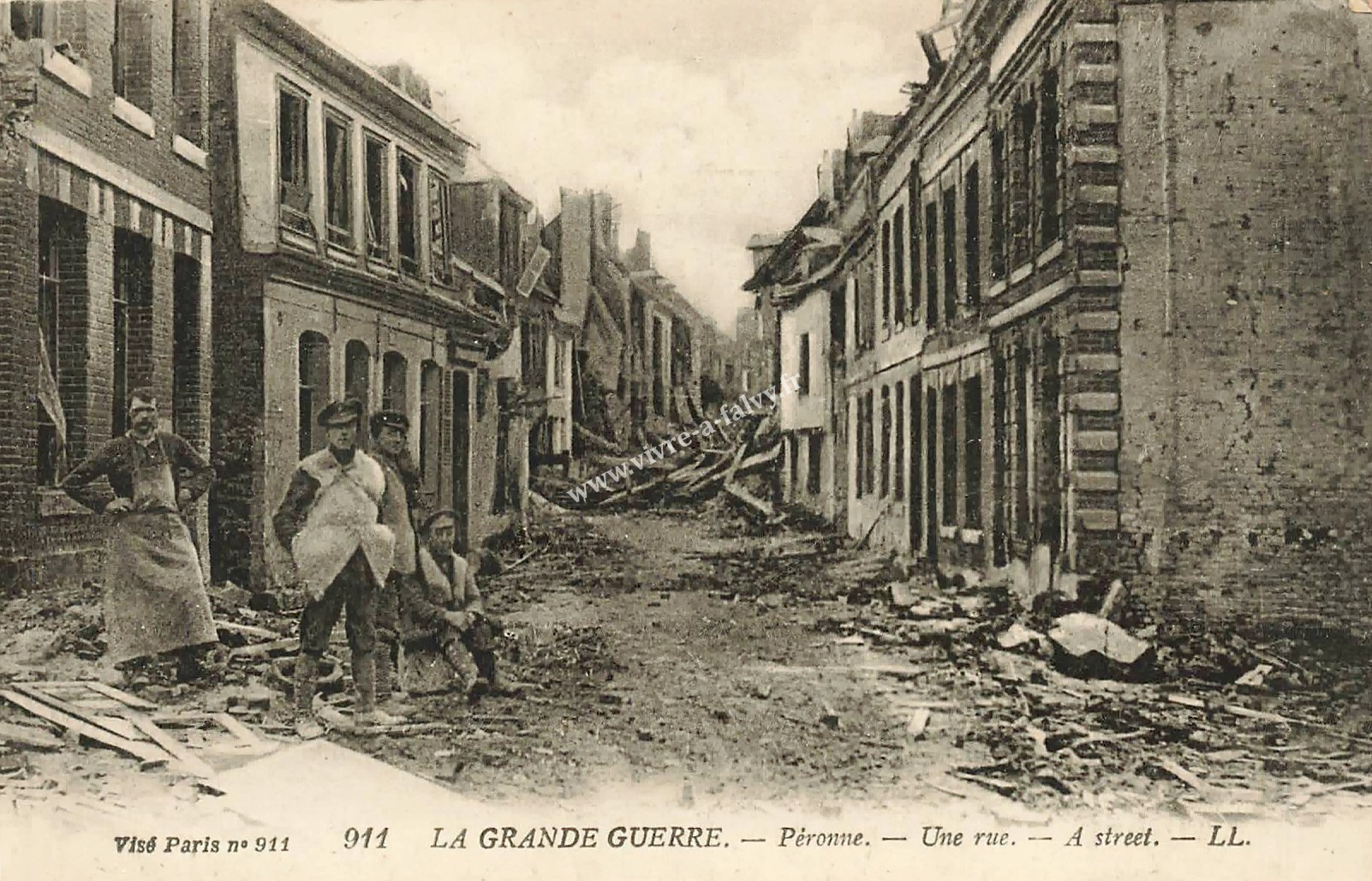 2 peronne une rue ruines 25
