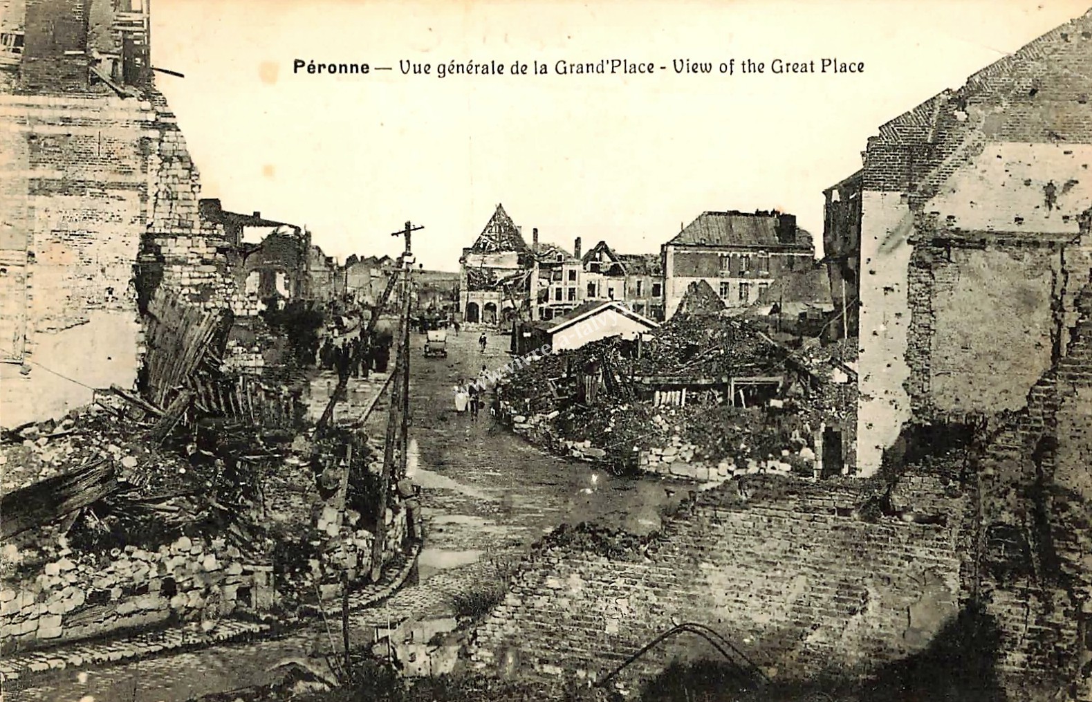 2 peronne une vue generale de la grande place 1