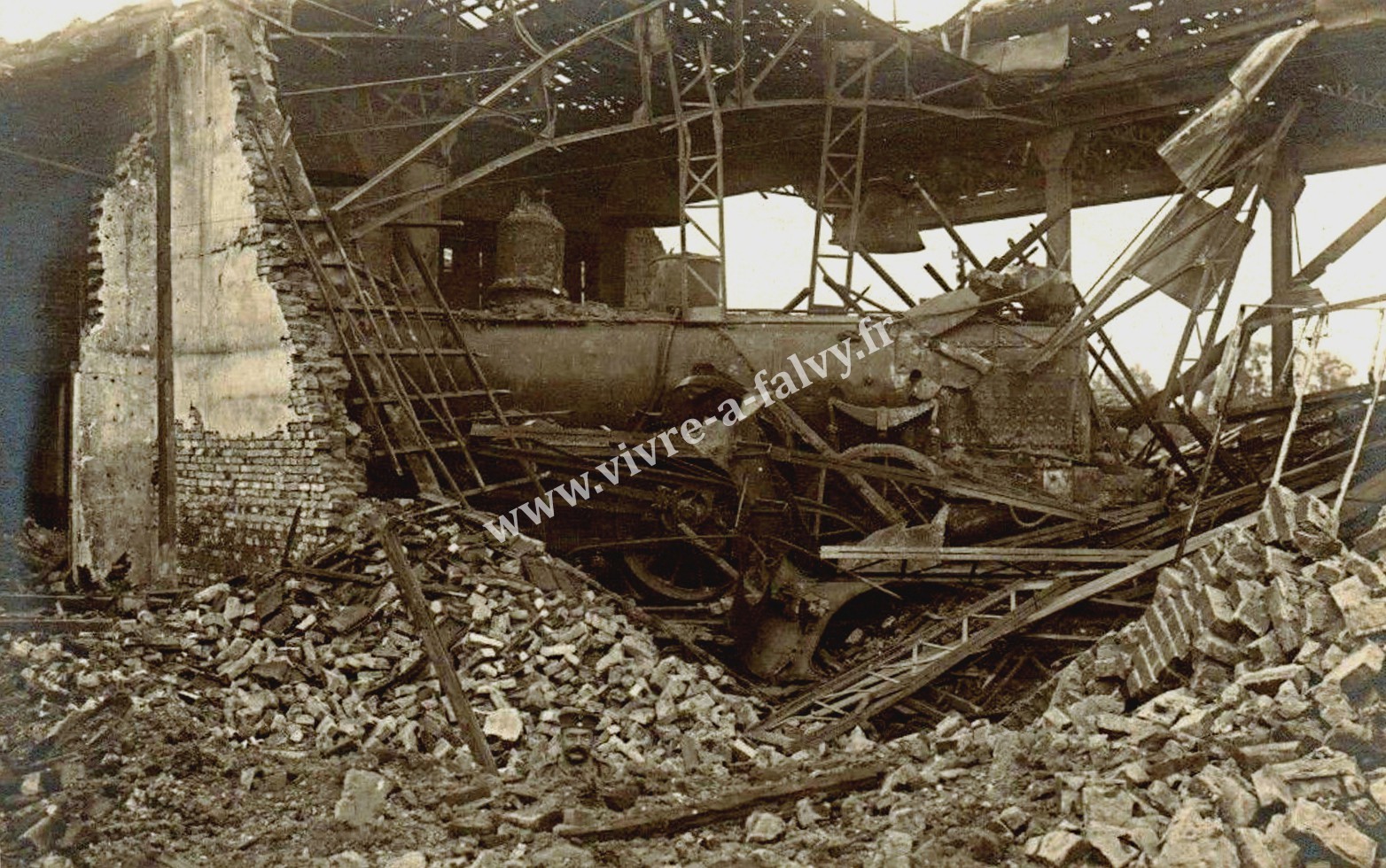 2 roye 1915 photo d un train sous les decombes