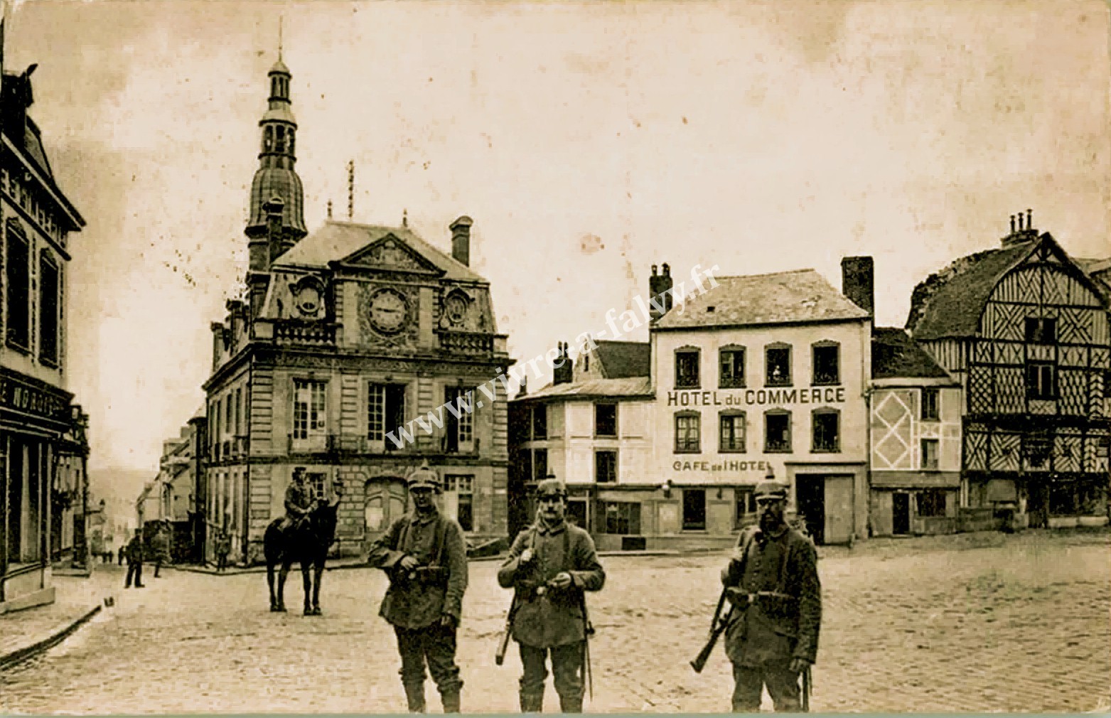 2 roye soldats allemands derriere l hotel du commerce