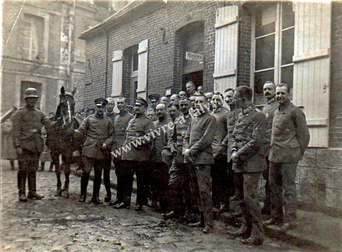2 roye soldats allemands du 175 rgt dans les rues de la ville