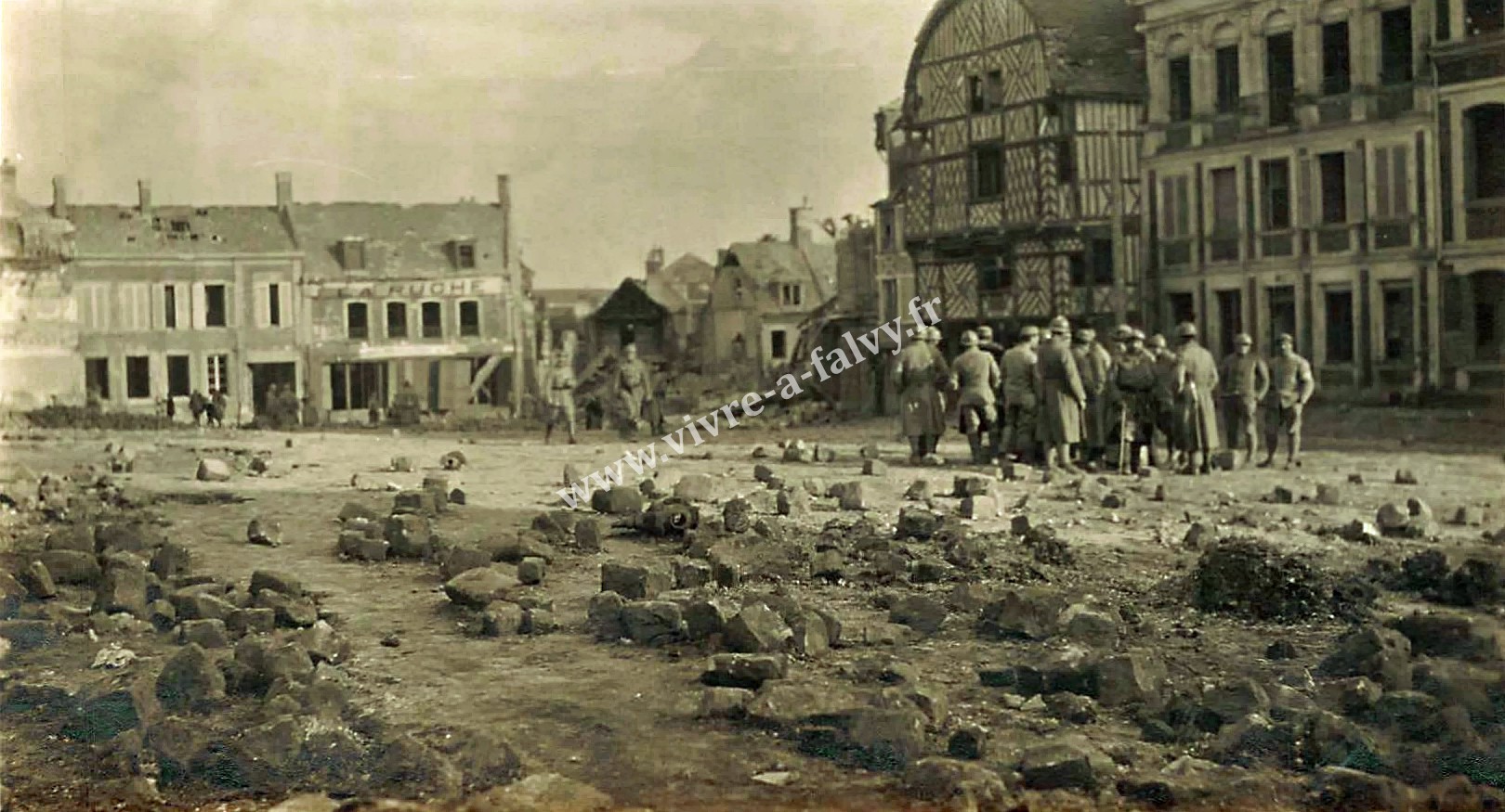 2 roye soldats place en ruines