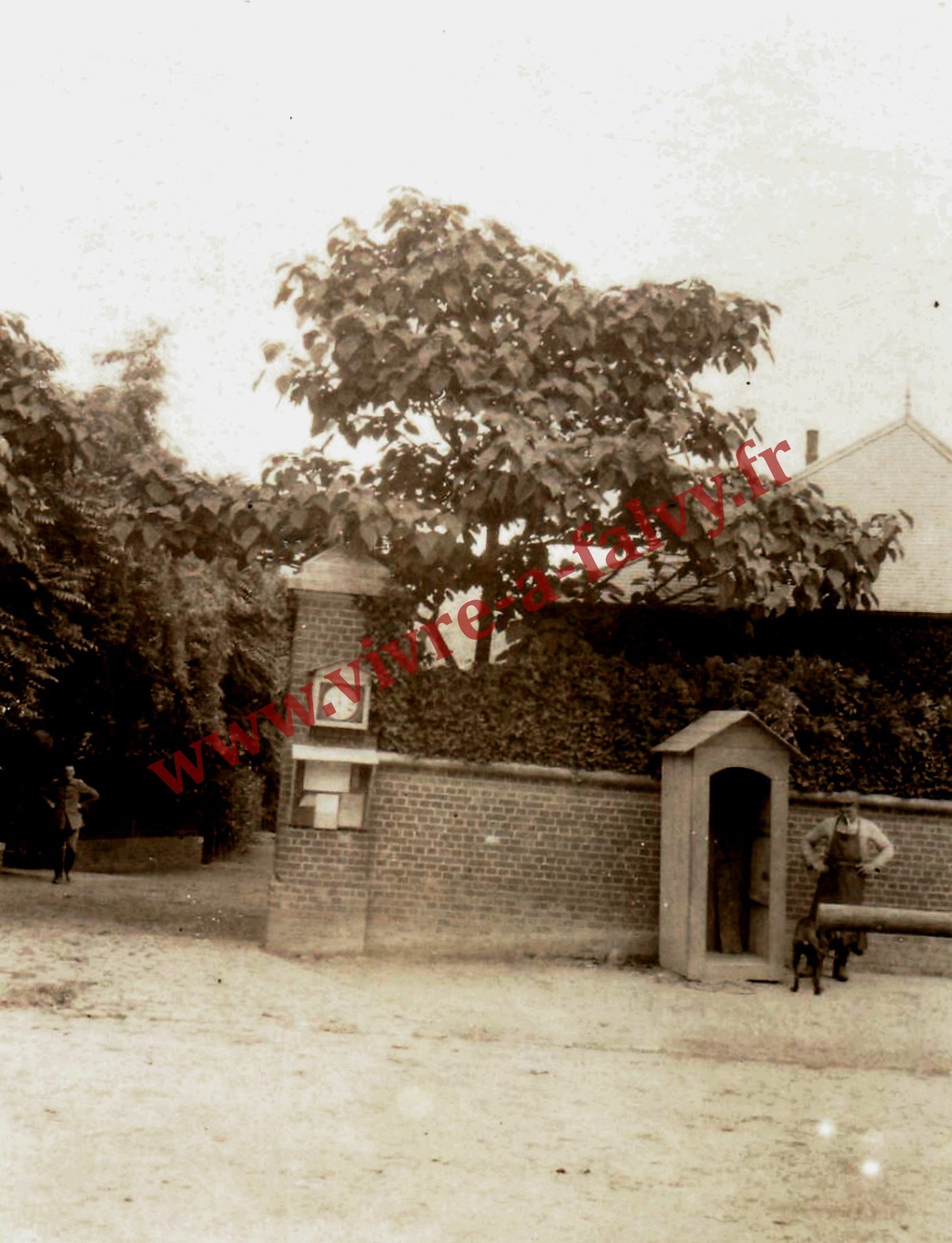 3 cartigny poste de garde a l entree d une villa 1915 