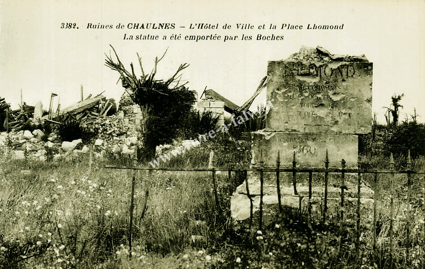 3 chaulnes ruines de la mairie debris statue 2