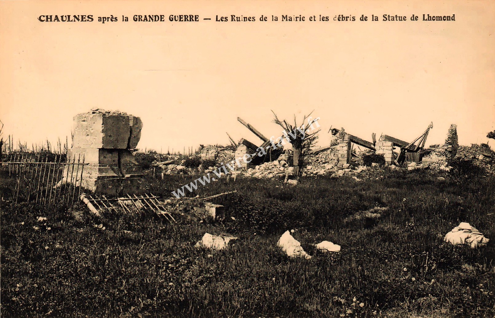 3 chaulnes ruines de la mairie debris statue