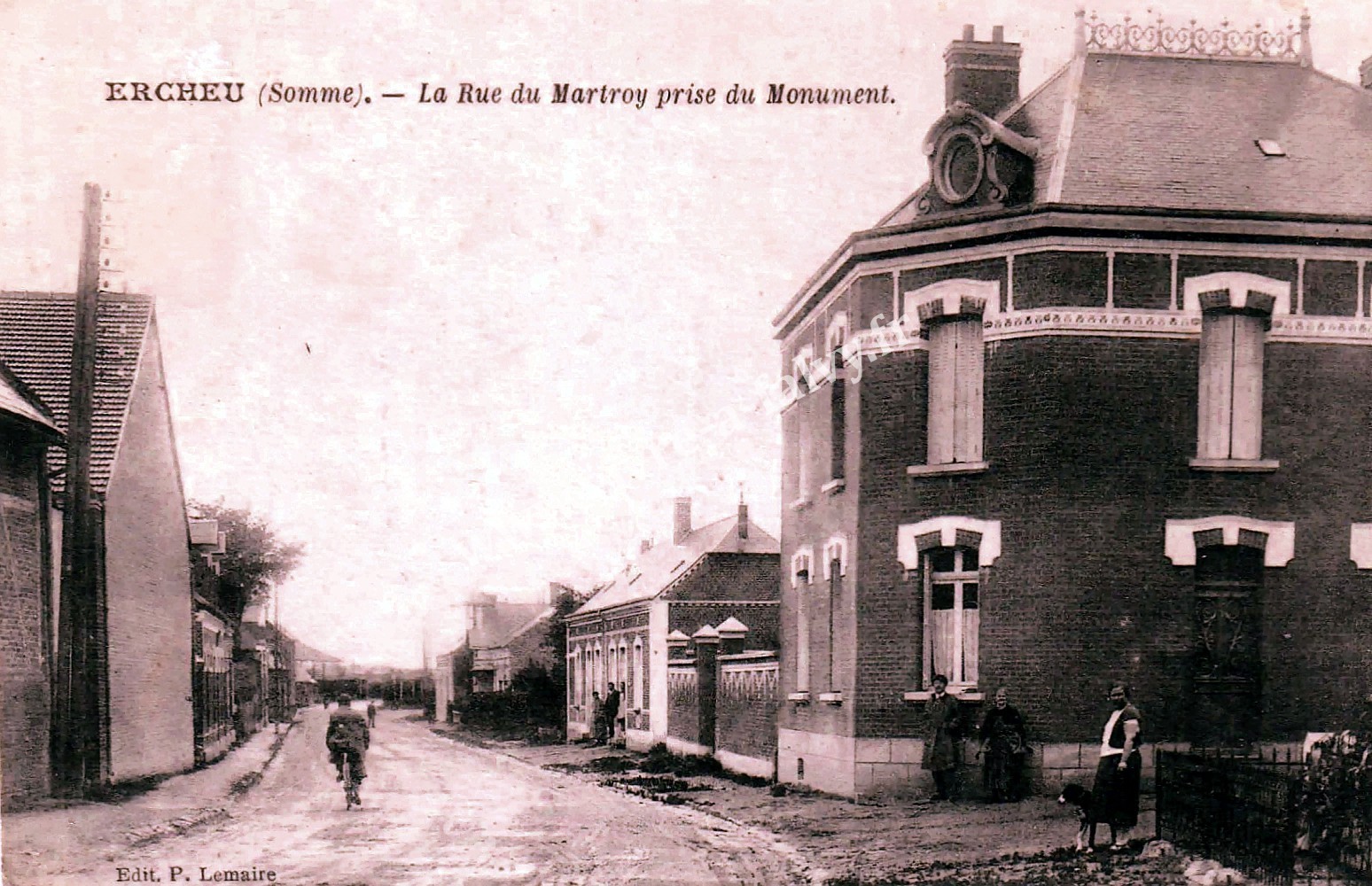 3 ercheu la rue du martroy prise du monument