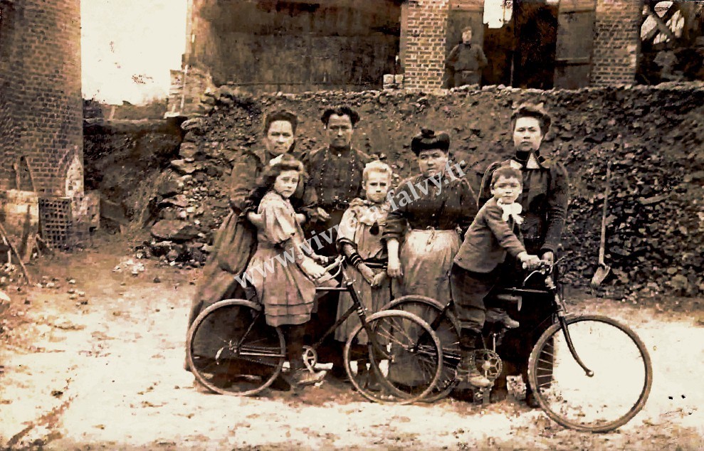 3 lihons habitants devant les ruines