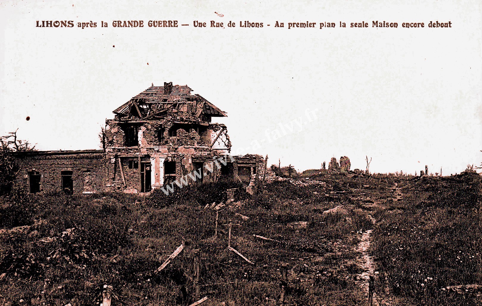 3 lihons maison en ruine dans une rue