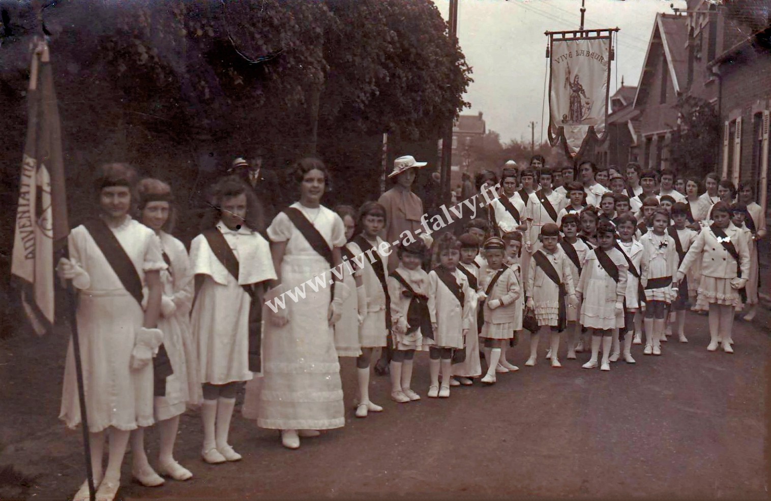 3 roye 1935 defile ecole