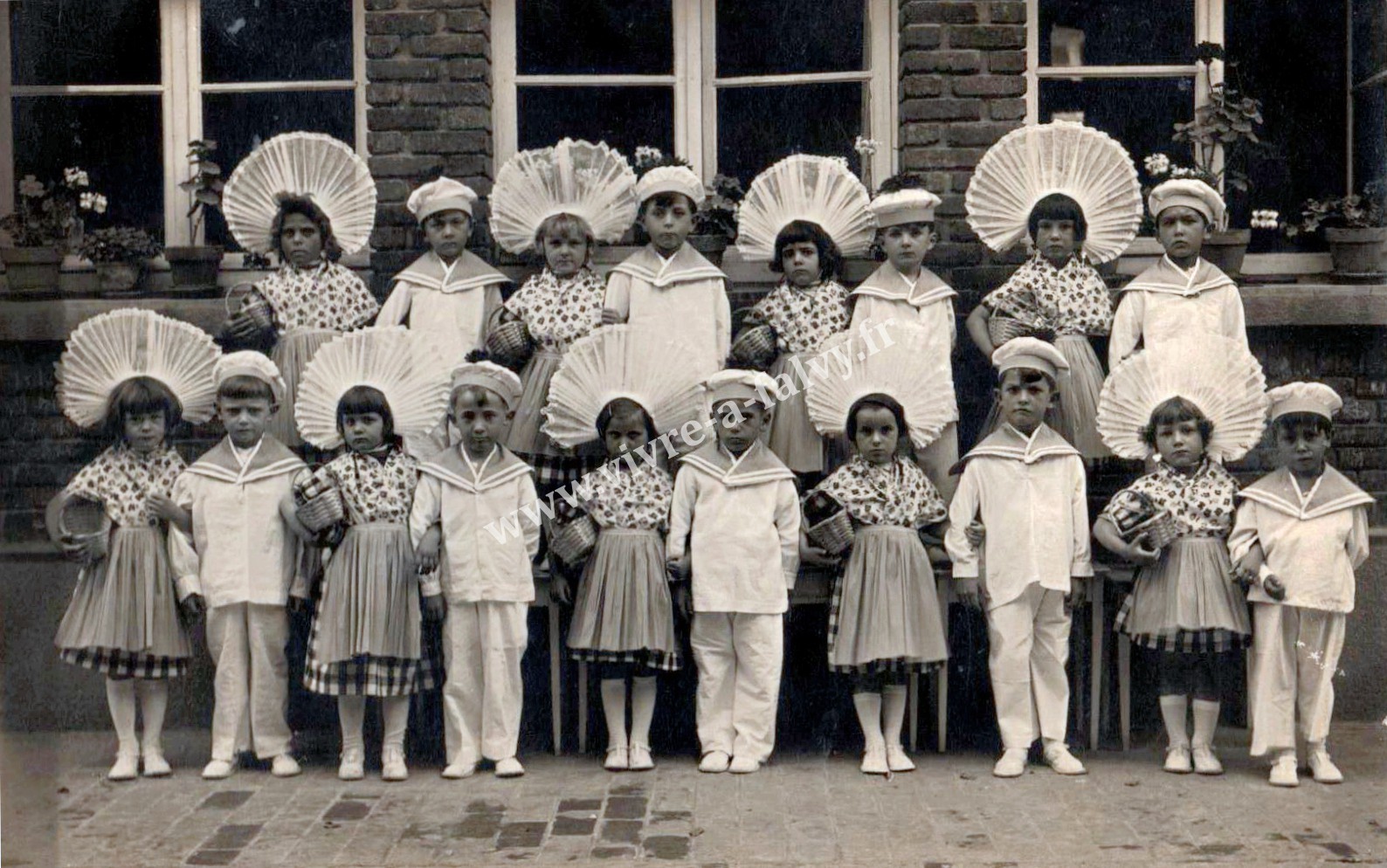3 roye 1935 fete scolaire ecole maternelle 1935 deguisements marin et tenue traditionnelle