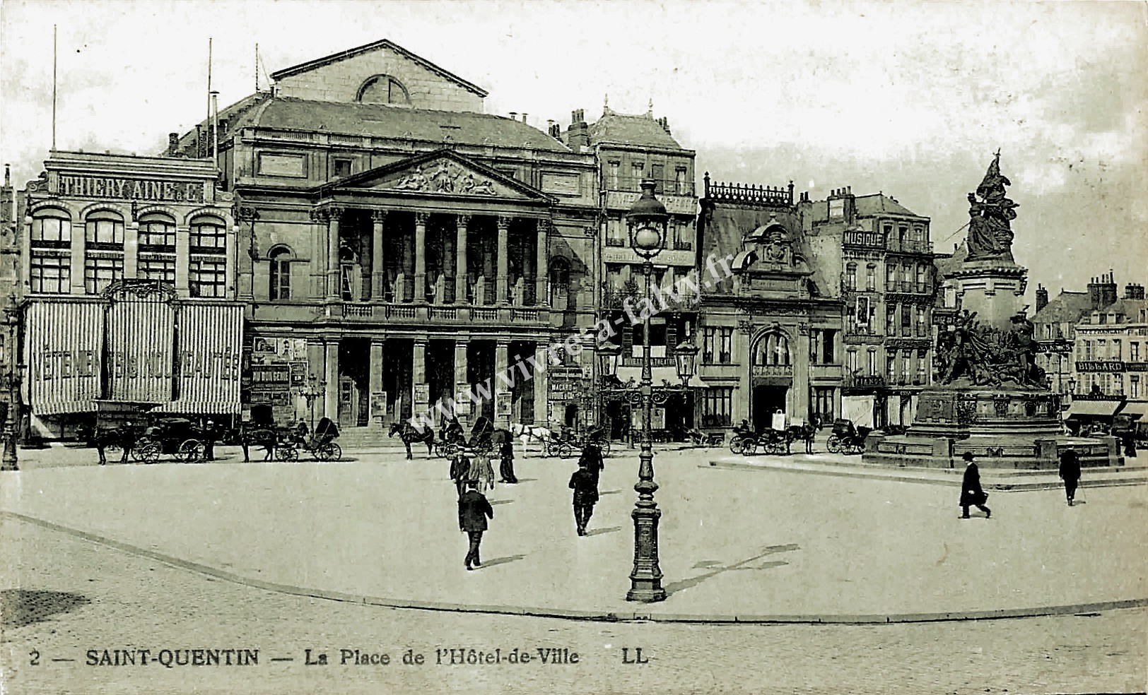3 saint quentin la place de l hotel de ville