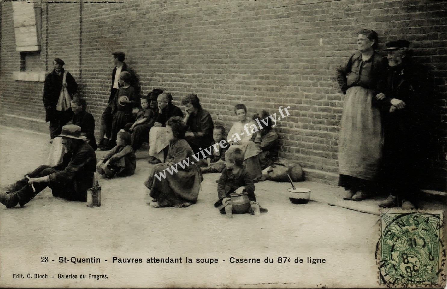 3 saint quentin pauvres attendant la soupe caserne du 87e de ligne 1905
