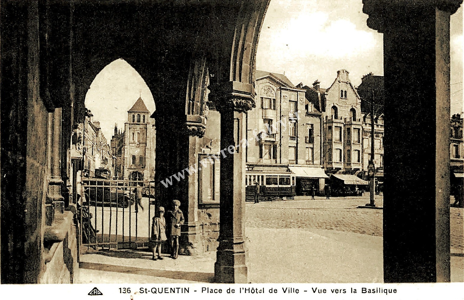 3 saint quentin place de l hotel de ville vue vers la basilique