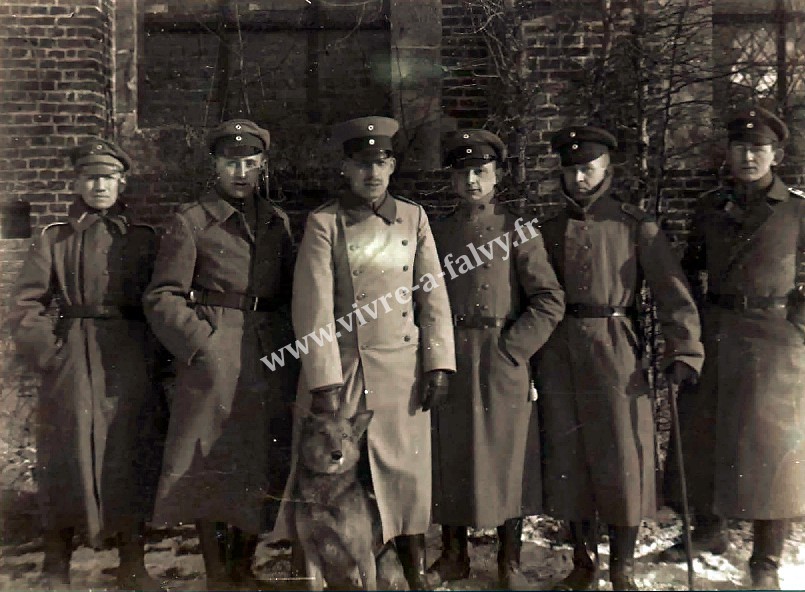4 carrepuis officiers allemands avec un chien devant l eglise