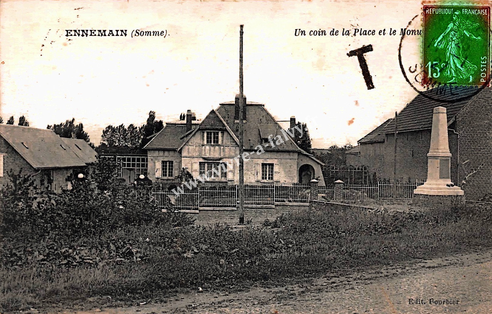 4 ennemain un coin de la place et le monument