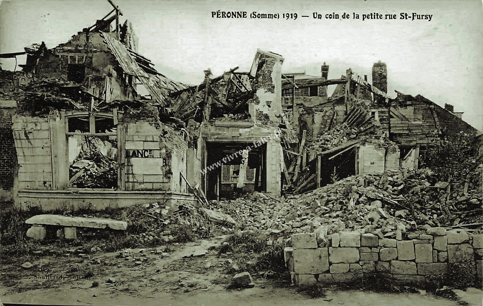 4 peronne 1919 un coin de la rue st fursy 1