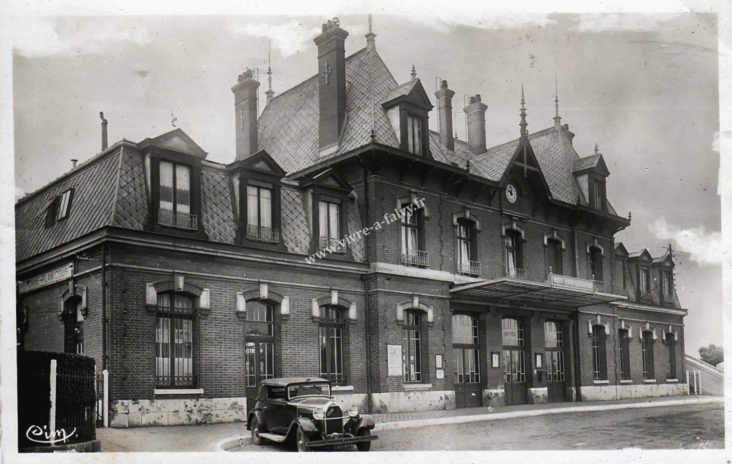 4 peronne vieille voiture devant la gare editeur cim combier 1