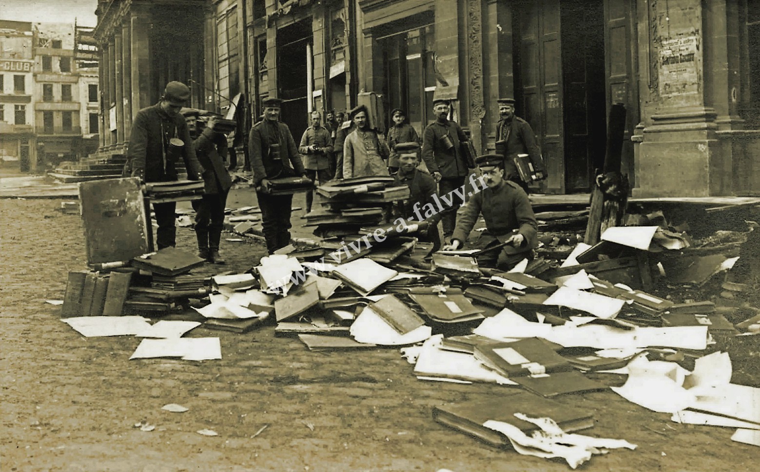 4 saint quentin place de l hotel de ville credit lyonnais soldats allemands mettant a sac la banquee 1914