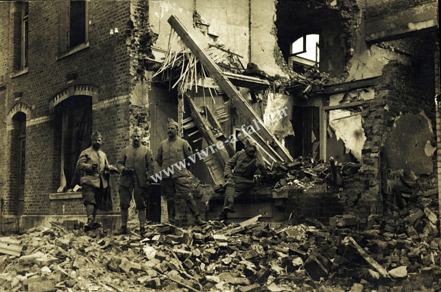 4 saint quentin poilus dans les ruines
