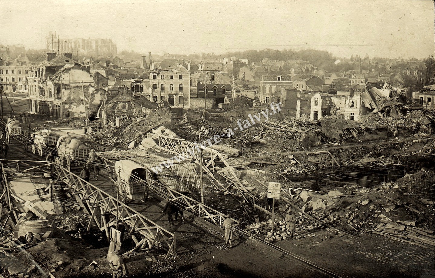 4 saint quentin ruines pont avec attelages militaires