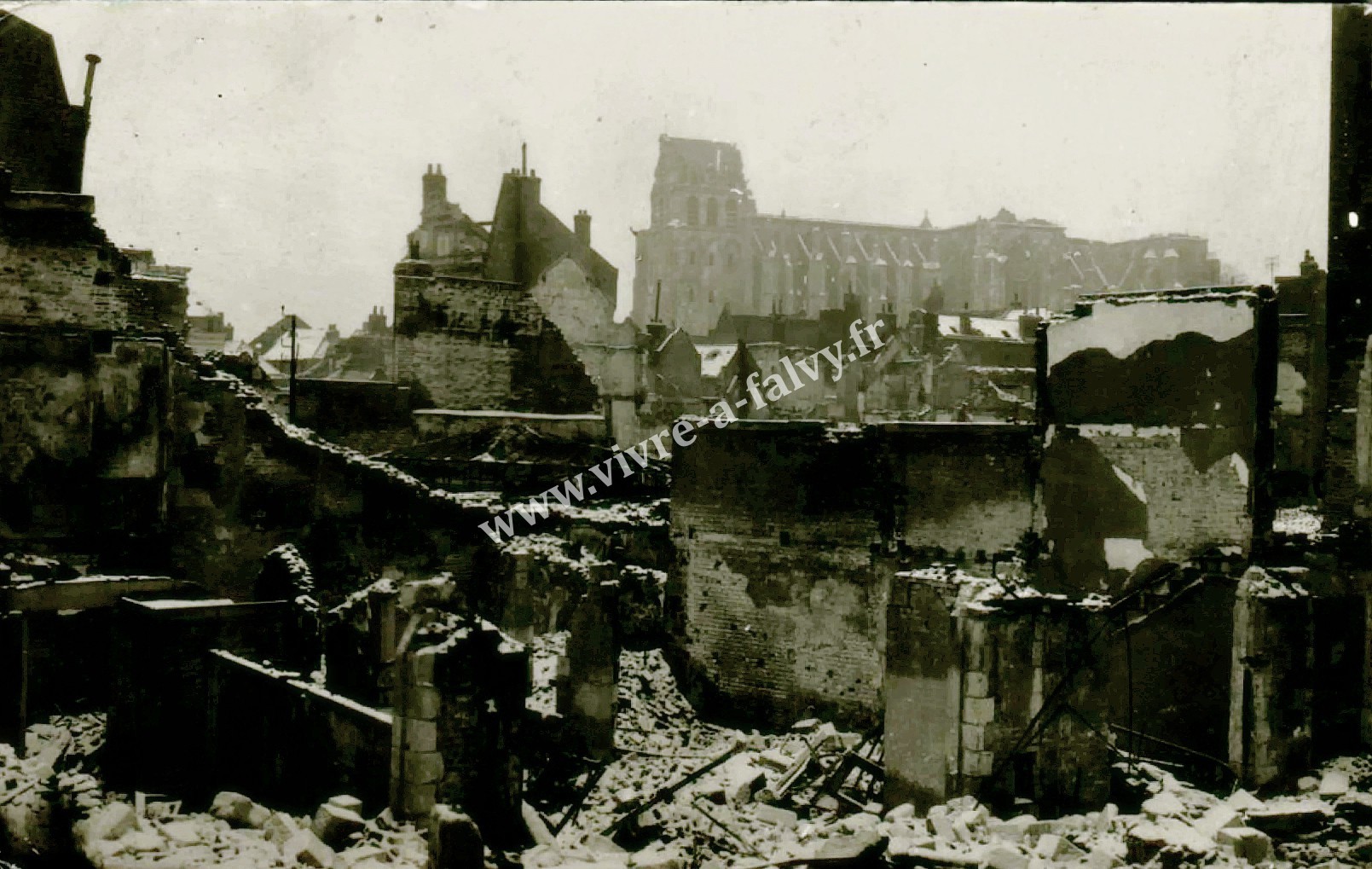 4 saint quentin vue sur la basilique 2