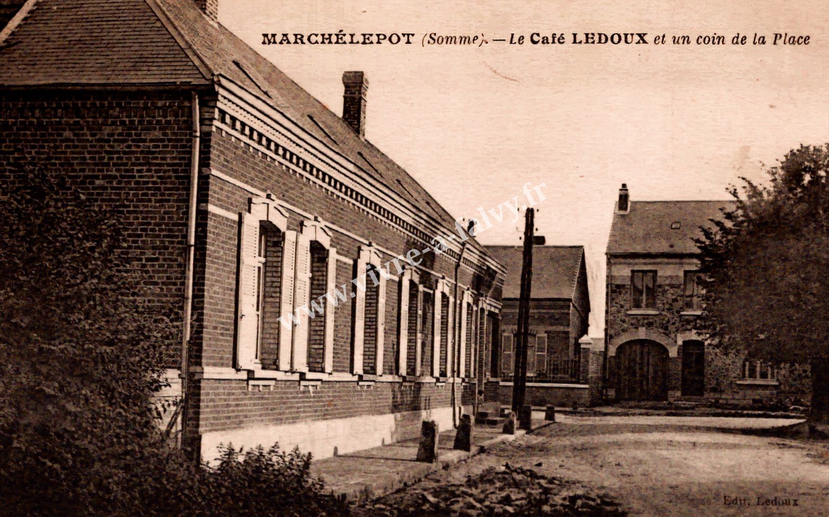 5 marchelepot le cafe ledoux et un coin de la place