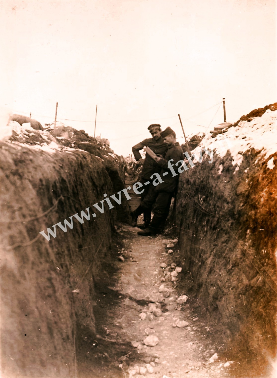 5 marchelepot soldats dans une tranchee enneigee