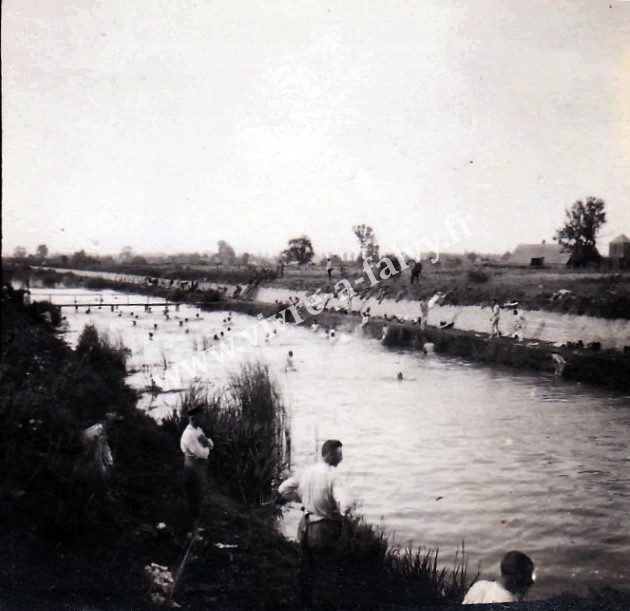 6 moyencourt soldats allemands se baignant dans le canal de la somme aout 1918 