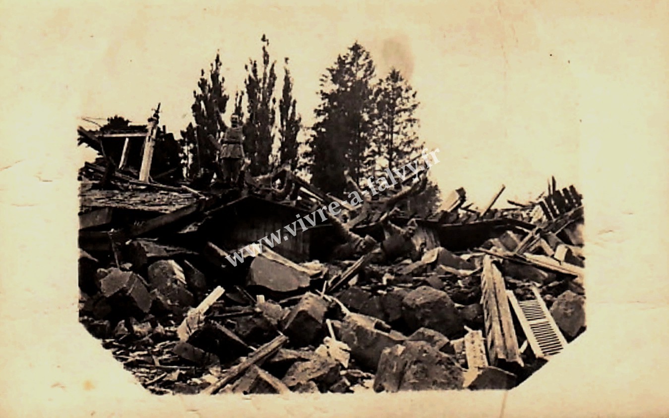 6 moyencourt soldats ruines du chateau de moyencourt 1917